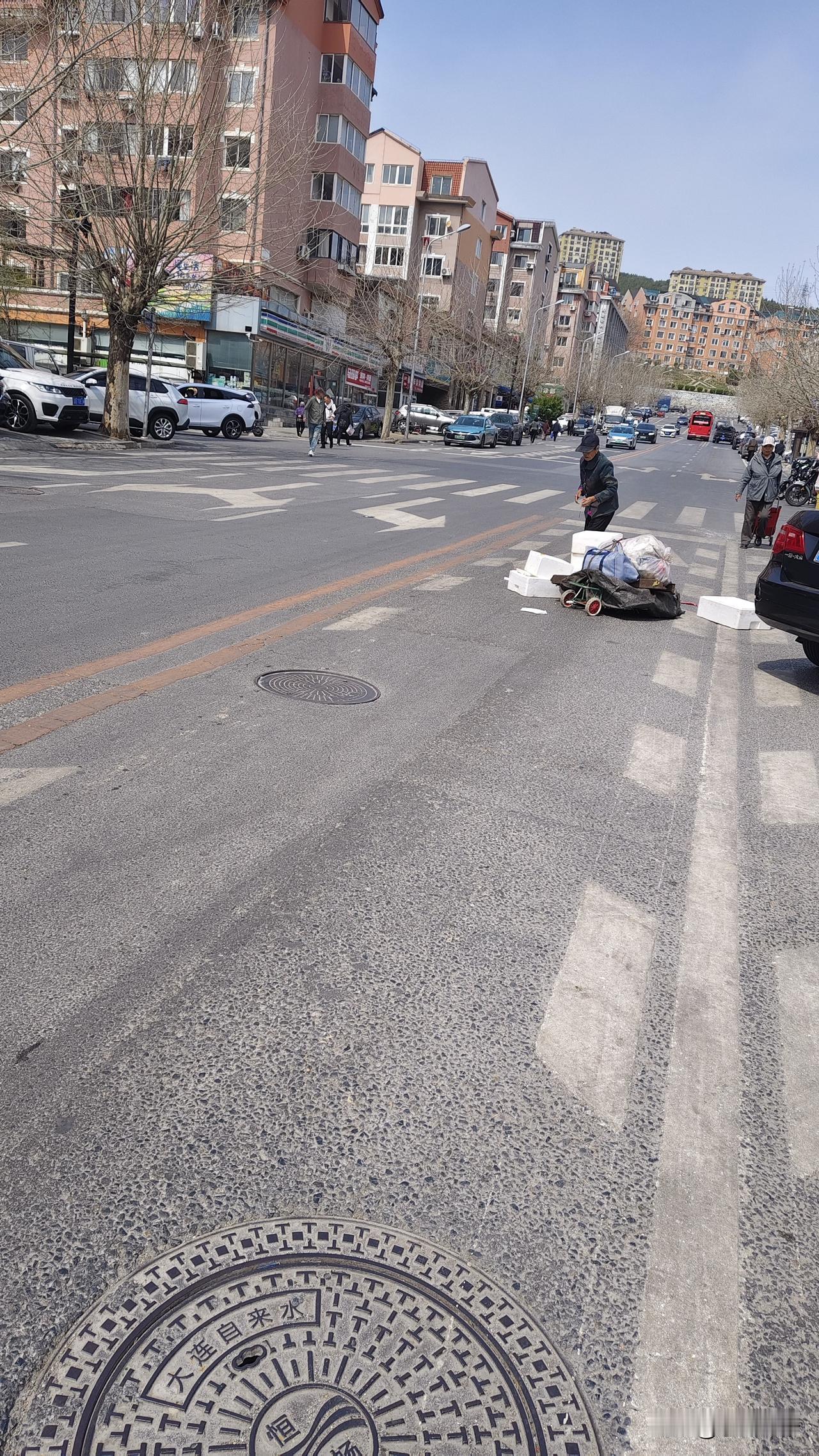 在前程南街农超前面，本来道边停车就把机动车堵的就剩一条机动车路了。
结果这个捡破