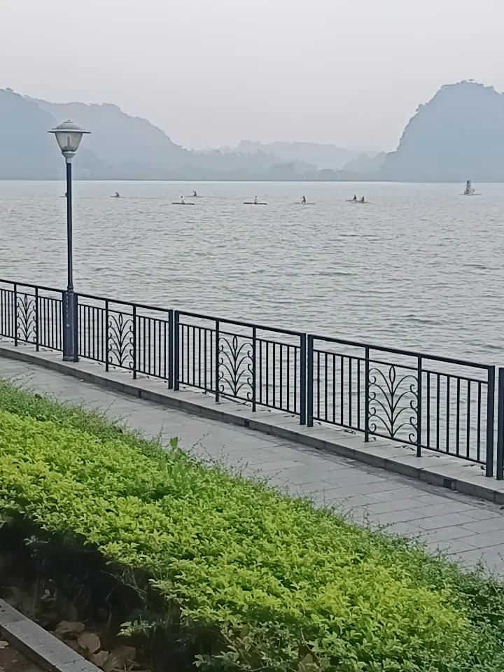 我在星湖边
发现一个很严重的问题
但不知道怎么说才好



你敢相信吗？差不多要