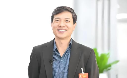 主持人问李彦宏:“你觉得自己是一个好老板吗？”李彦宏说:“我确实是脾气比较好的老