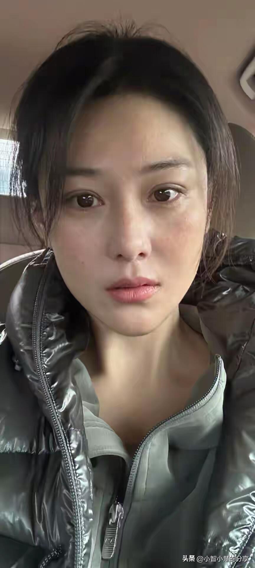 这位女演员的素颜照挺抗打的，脸上皮肤细腻，看不出岁月印记 ，她的骨相和五官立体挺