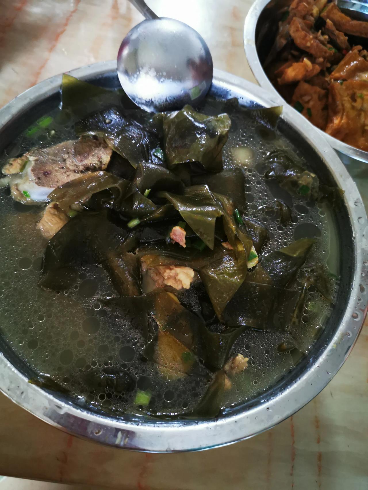 今日份美食，筒骨海带汤
图拍得不好看，但是真的好吃，吃得好满足。