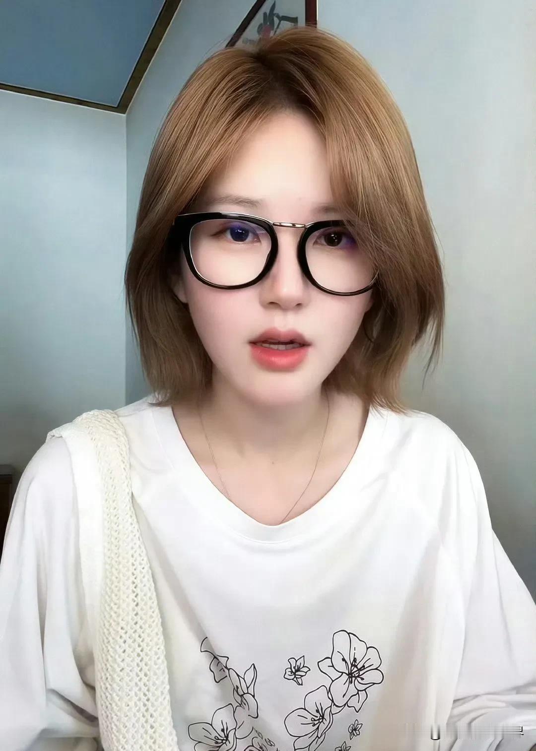 赵露思真是个迷，

越来越让人看不懂，

你说她生病了吧，她又经常在网上蹦跶，总