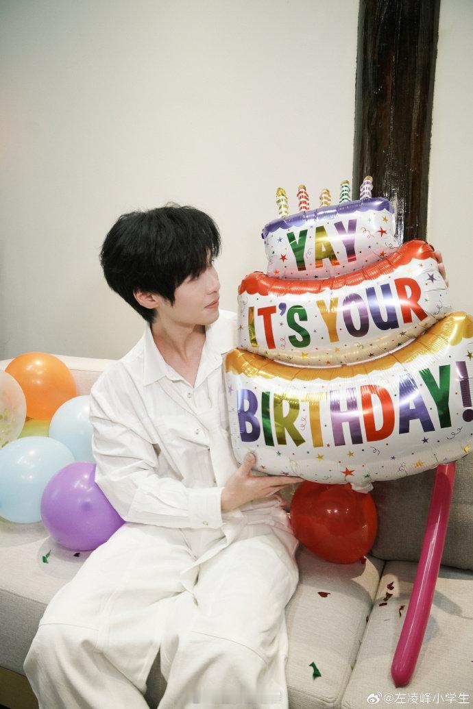 董璇张维伊合体为左凌峰庆生董璇张维伊现身左凌峰生日宴 左凌峰生日排面拉满！张维伊