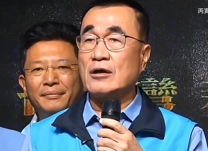 国民党新北市长参选人李四川在一场造势活动中，表达了对民进党对手苏巧慧阵营的不满，