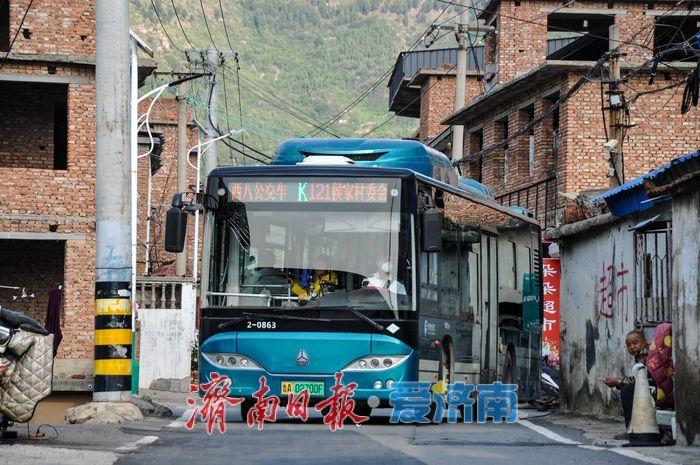 济南K121路公交车走红，戳中了什么？近日，济南K121路公交的视频刷屏网络，4