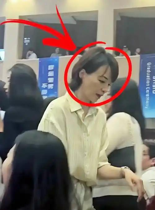 2026年7月，上海法院的执行公示栏又换了一轮新的。密春雷名下累计欠的债，达到了