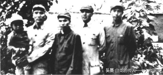 1944年，李达(右四)与太行军区副政委兼政治部主任黄镇(右一)、太行军区政治部