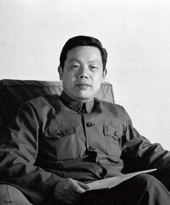 1983年3月22日，中国人民银行突然收到了一封神秘来信，这封信点名要交给行长吕