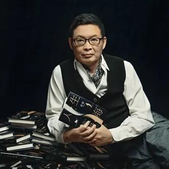 麦家这段话写得格外戳心：“人在一步步变强的过程里，才会真正爱上自己。这不是盲目自