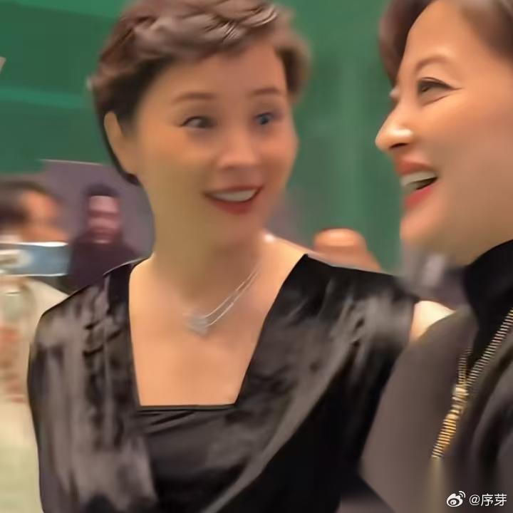 吴越梅婷双双冲热搜！ 6月25日晚，白玉兰提名晚宴。绿毯上，两人十指相扣走来，步