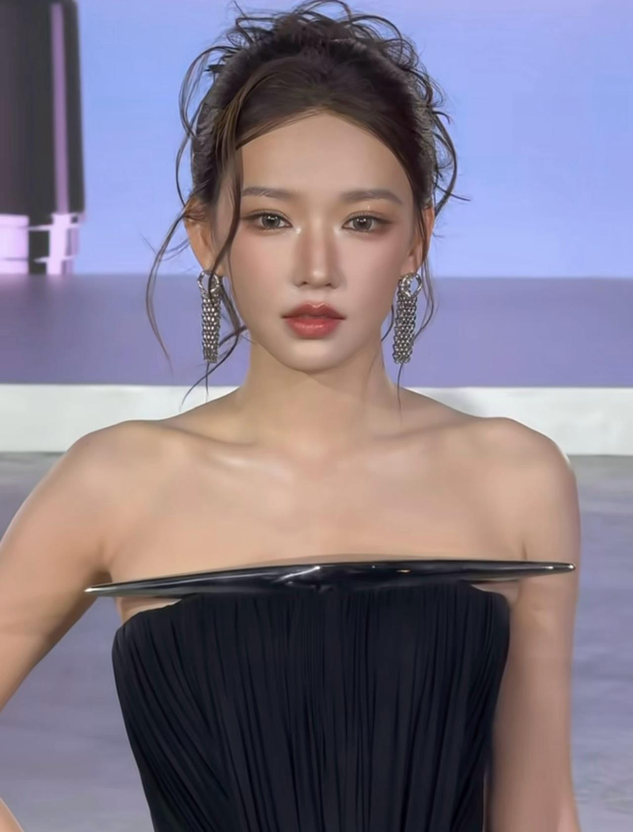 这个程潇完全就是高模来的 每张都是顶配的神颜
@程潇 ​​​