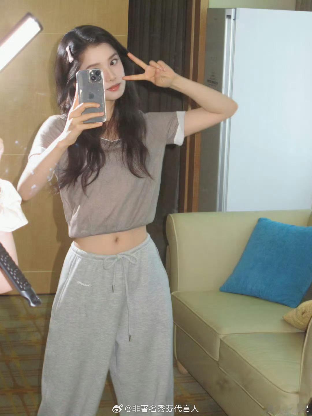 张婧仪露腰对镜拍好美的小腰 