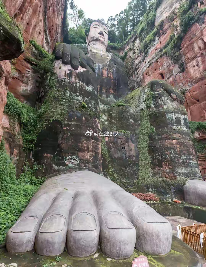 遇到乐山大佛一定要许愿，真的很灵的 