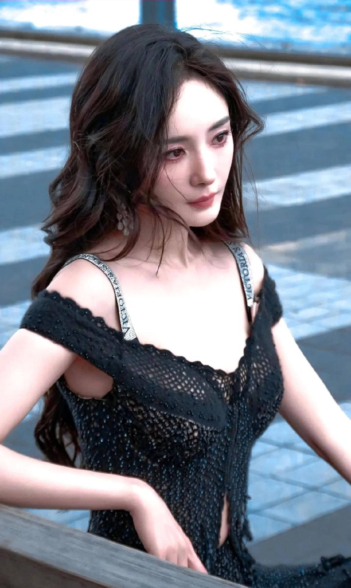 ✨ 杨幂这组造型鲨疯了！
一袭黑色闪钻镂空长裙，在波光粼粼的背景下又美又飒，好身