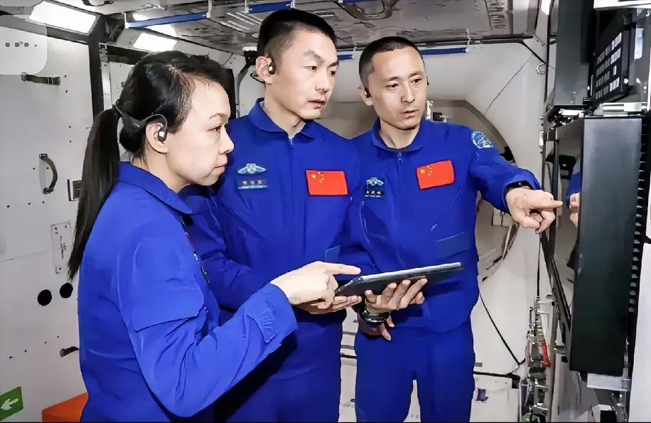 一支飘在太空的笔，照出了多少人的偏见与心虚
 
神舟二十三号发射后不久，港媒直播