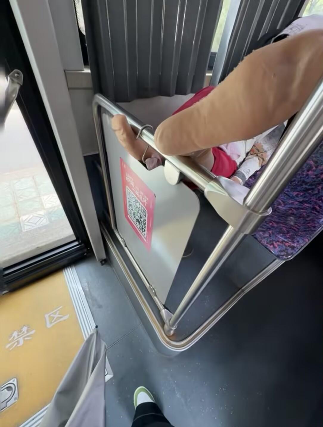 公交车上看见的一幕，真是林子大了什么鸟都有！