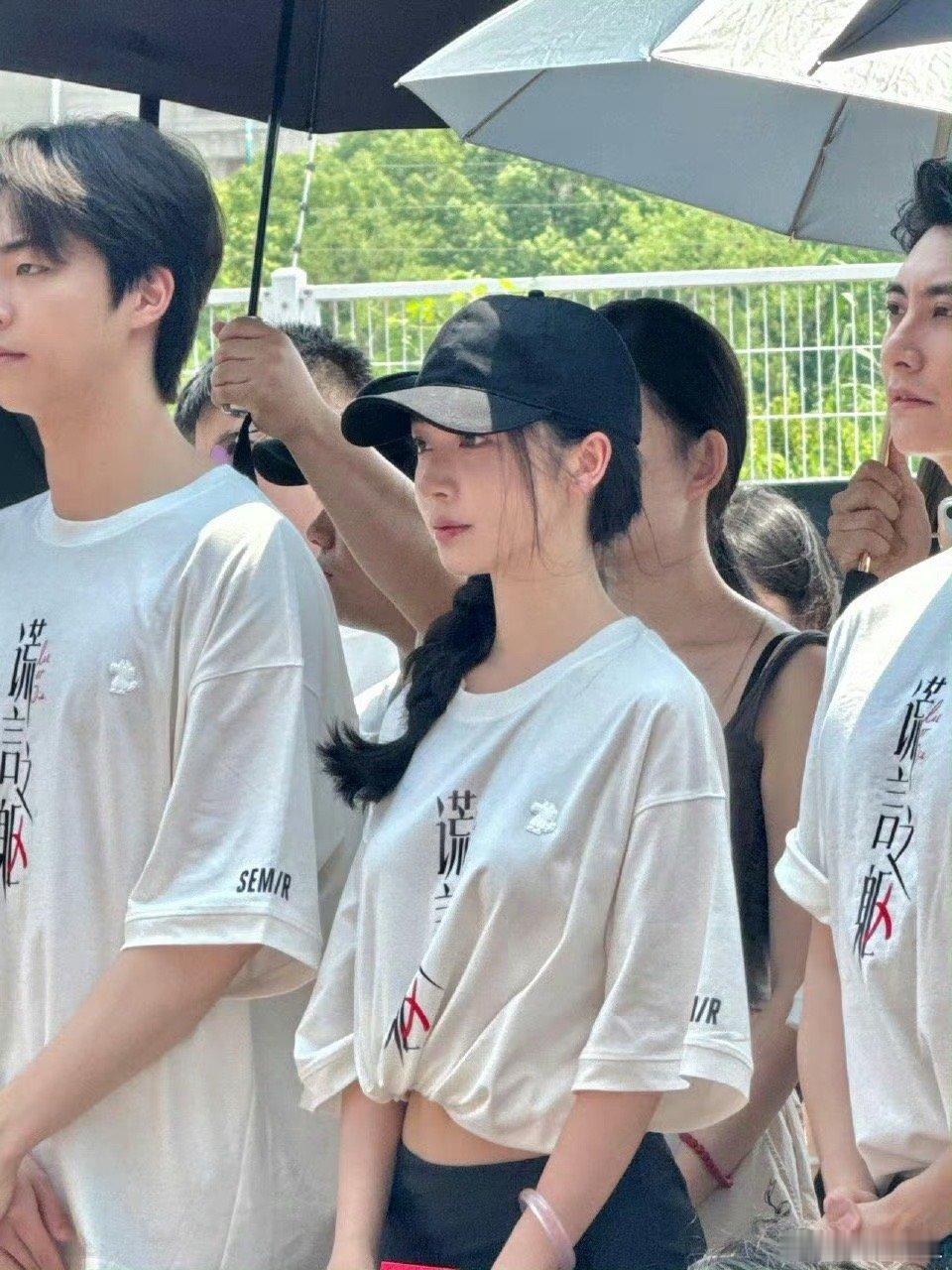 易梦玲又进组了，看得出来是真的很想进入娱乐圈了。 ​​​