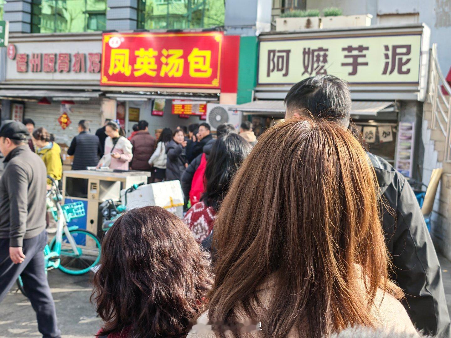 过年早上出门觅食，好家伙，直接被街边这场面震住了——每家早饭店门口清一色长队，从