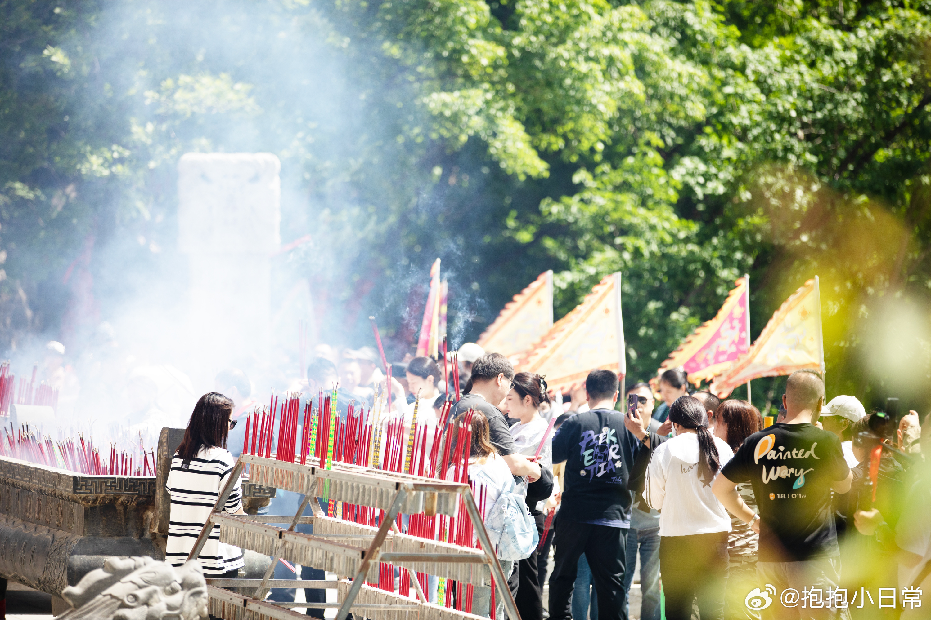 东北春日踏青攻略已备好，第一站就冲辽宁铁刹山！作为老牌登高祈福宝地，这里的春天藏