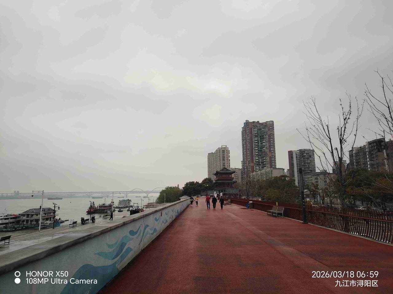 我的今日状态：😁轻松愉快
我这里的天气：🌤️多云3月18日长江岸边晨练打卡