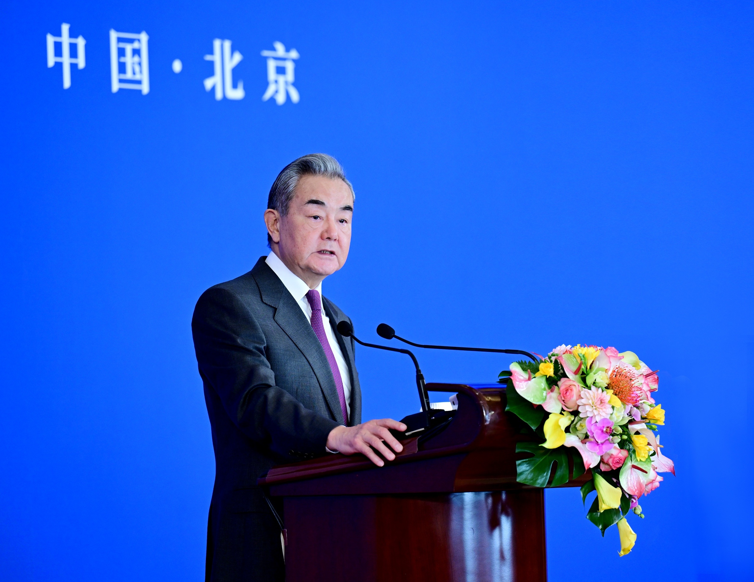 中国外长王毅应约同韩国外长通电话。王毅表示，在两国元首引领下，中韩关系已走出低谷