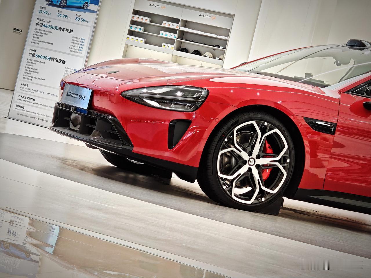 小米的团队，是懂审美的～
​这个轮毂，是行业罕见的帅！
小米汽车