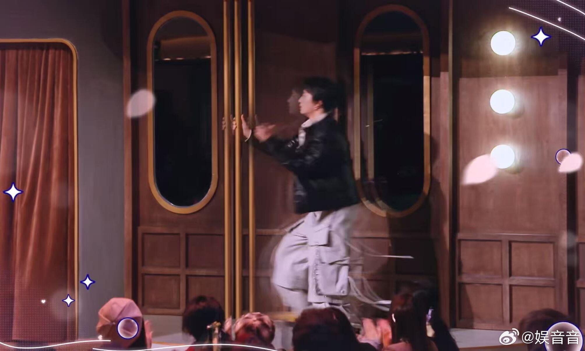 让人直呼快跑的节目组不好笑就露宿街头笑疯！刘旸幽默救场，却架不住节目组疯癫，飞行