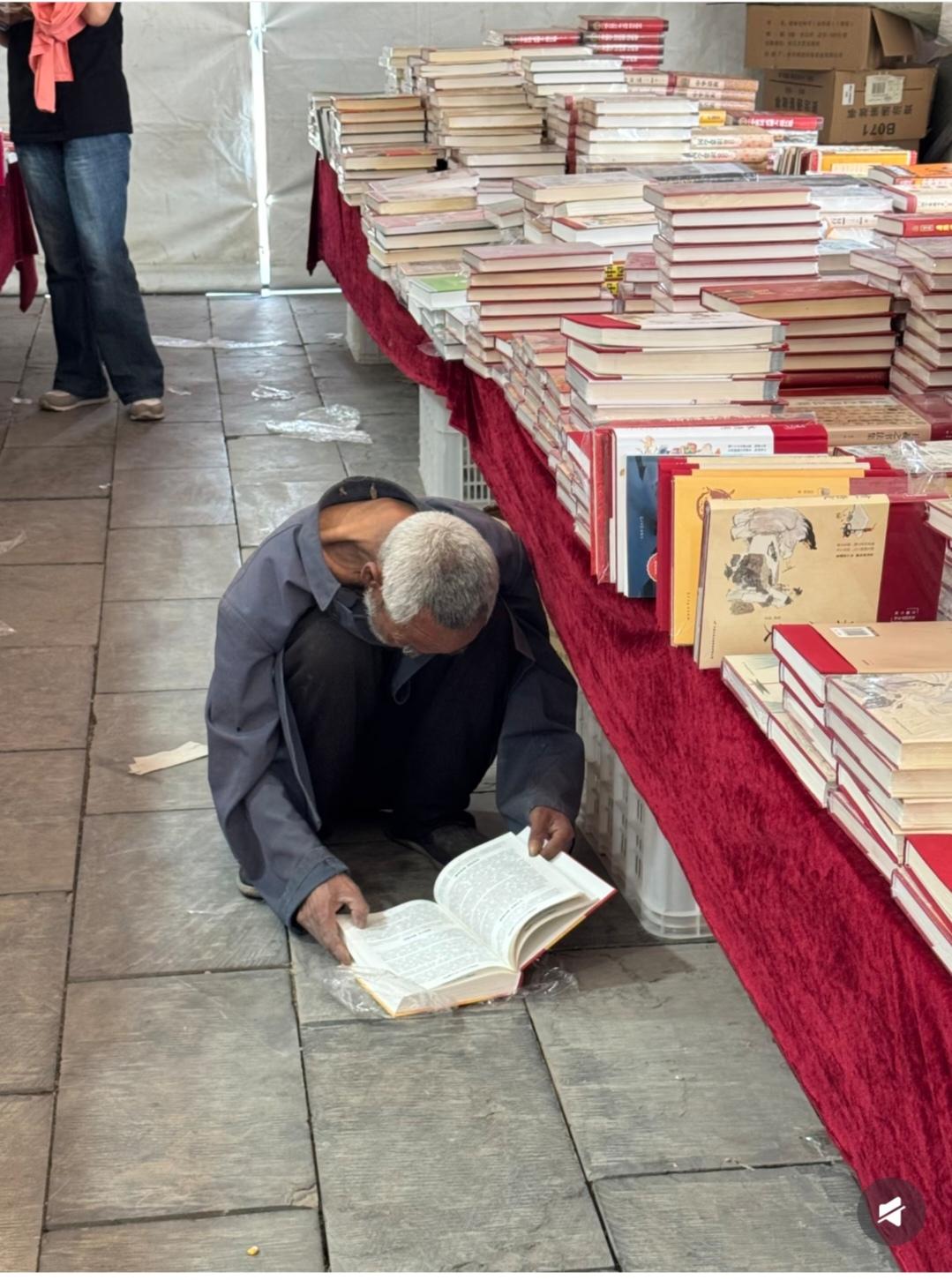 看到这一幕真是太震撼了：
俗世困我成白头，书中任我成逍游。