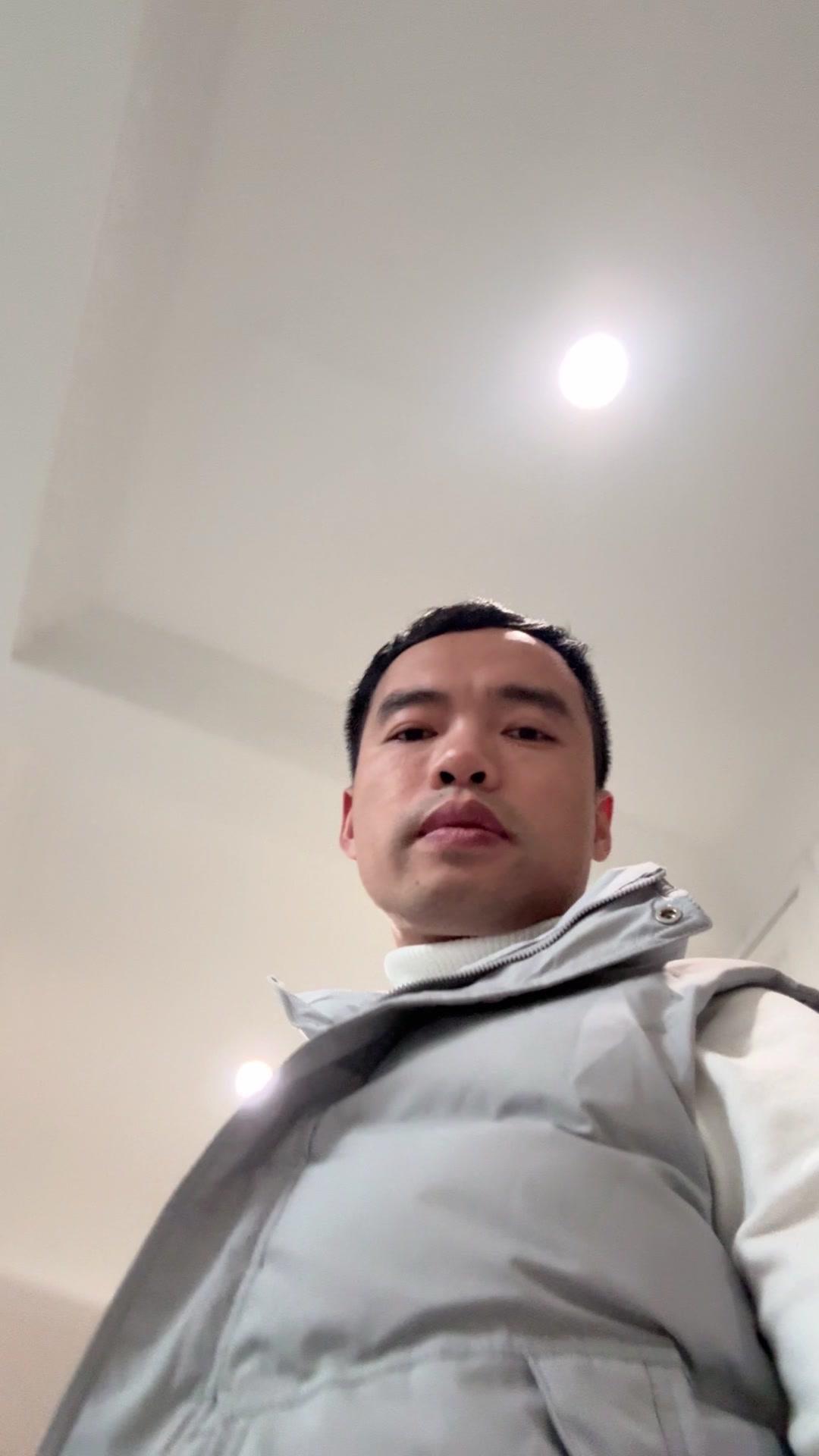 白灼虾不是简单水煮，关键在这几步。首先虾要鲜活，基围虾、大明虾都可以。煮虾前先烧