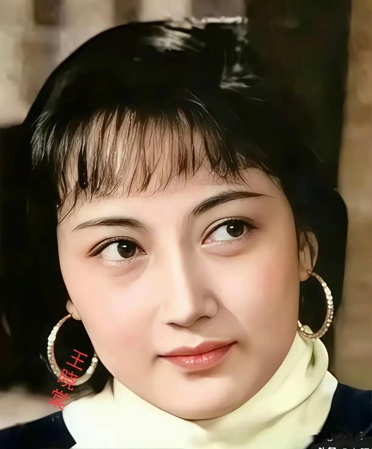 80年代荧幕上的绝代美人，没有滤镜，没有医美，一颦一笑都是天然的韵味。
朱琳的御