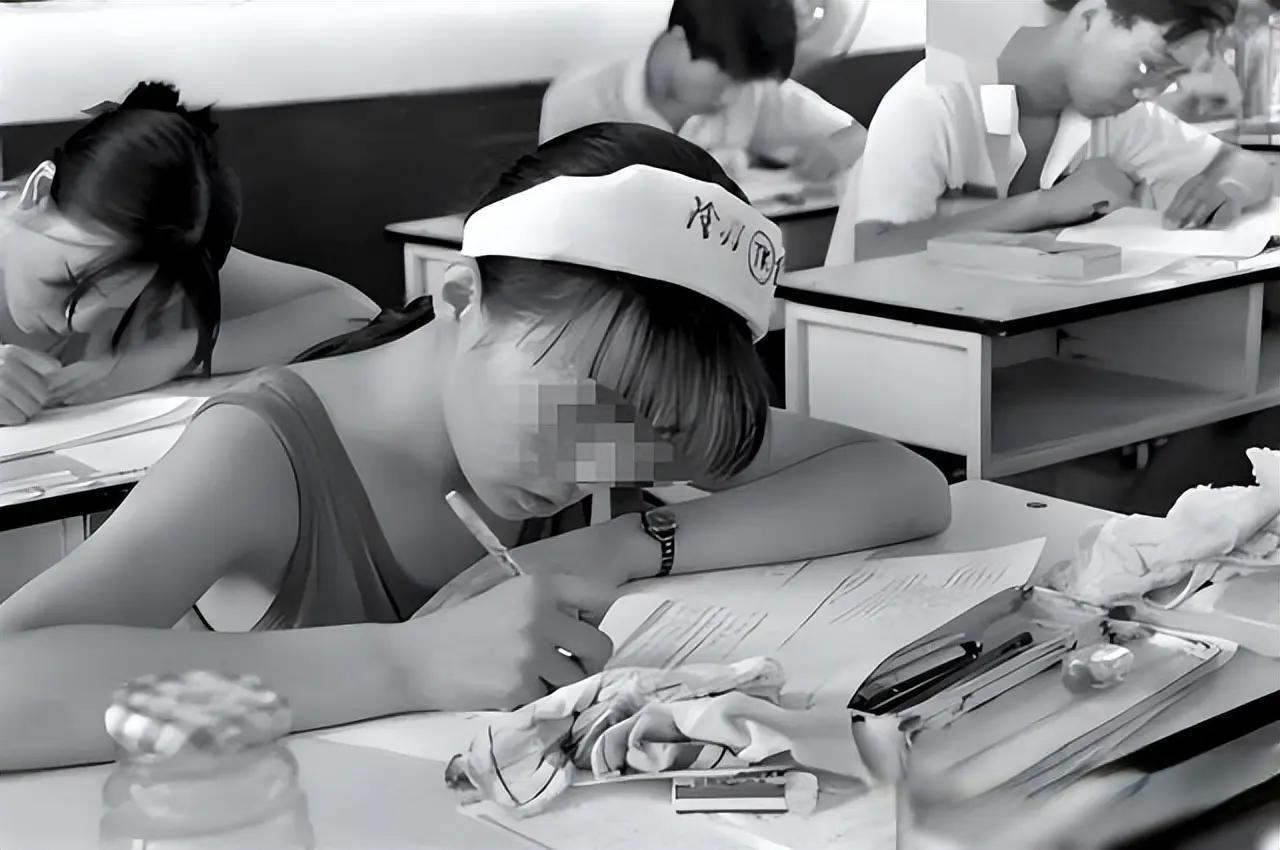 1995年12月12日，台北虎林街的一栋居民楼里，一桩惨烈的灭门凶案打破了街区的
