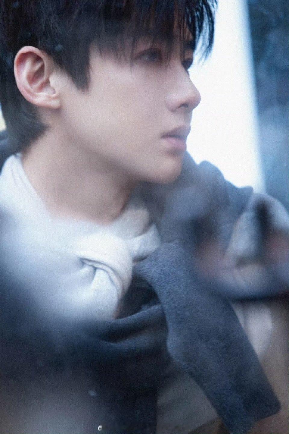 白敬亭冬日男友look白敬亭雪景大片 哇小白依旧帅气！白敬亭