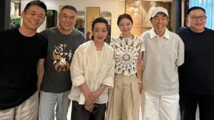 6月9日，电视剧《主角》收官私宴合照刷屏网络，张艺谋罕见携妻子陈婷出席，与张嘉益