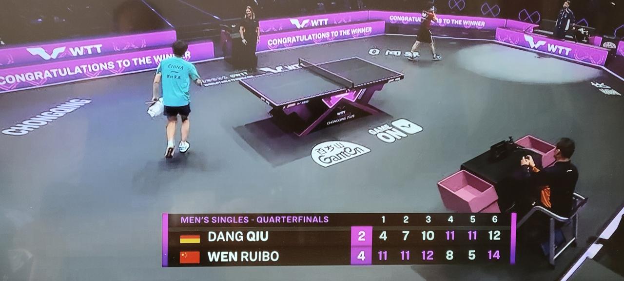 温瑞博激动地躺在地上！
温瑞博4:2战胜邱党，率先打进四强，可喜可贺！
小温敢打