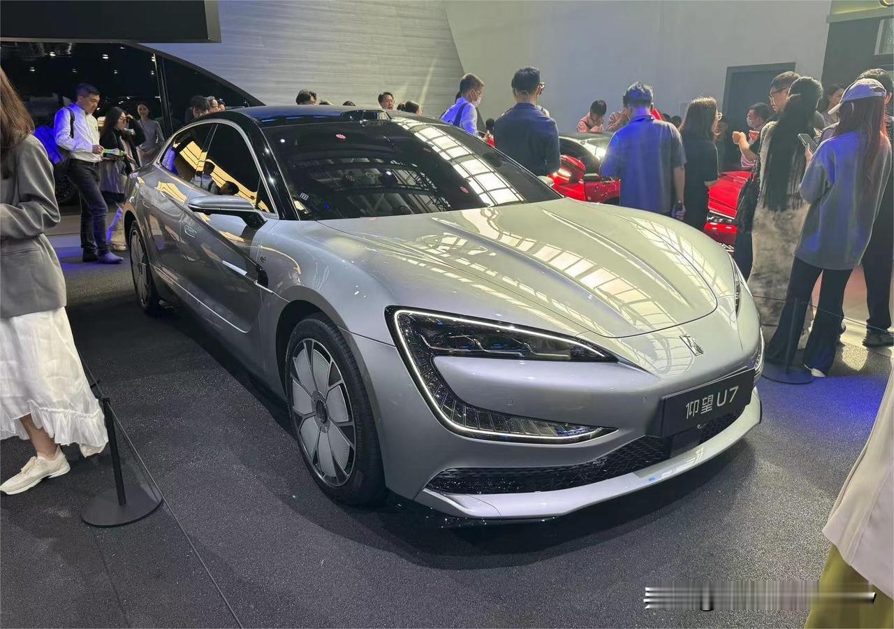 仰望U7上市
仰望U7定位大型轿车，外观融入了与仰望U9类似的设计语言，配备十分