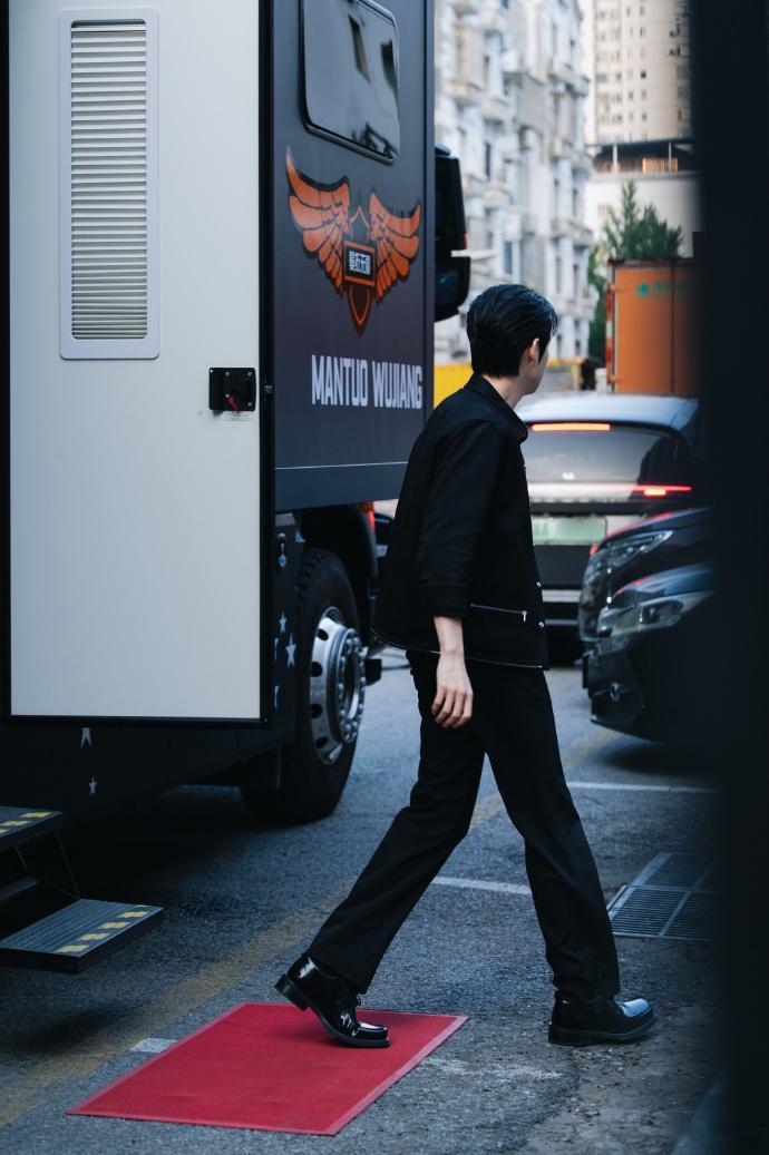魏大勋回应海边黑衣路透名场面谁还在循环回味海边黑衣路透名场面，氛围感真的无人能超