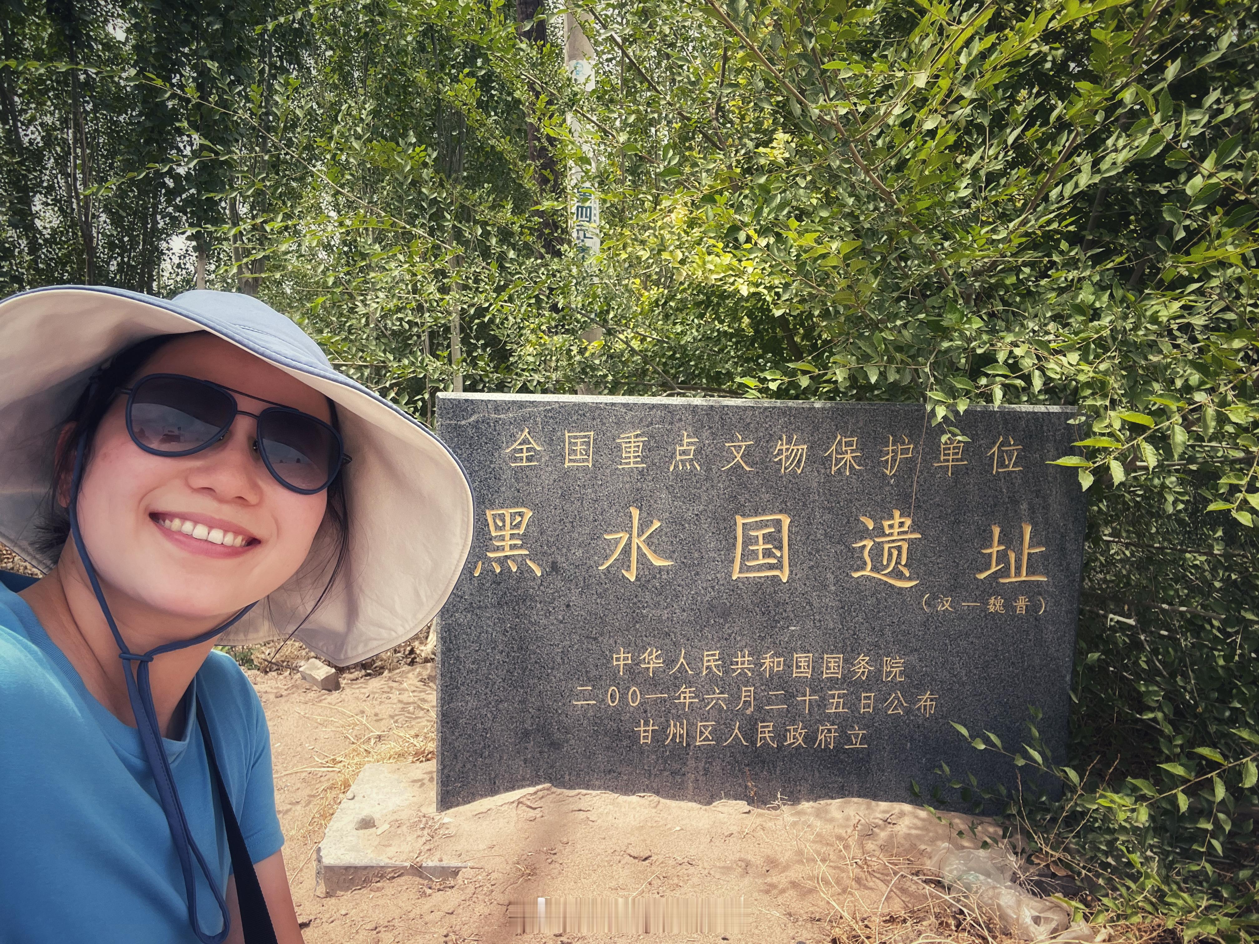 双胞胎哭哭与笑笑的黑水国遗址游客留念。甘肃旅行张掖旅行 张掖