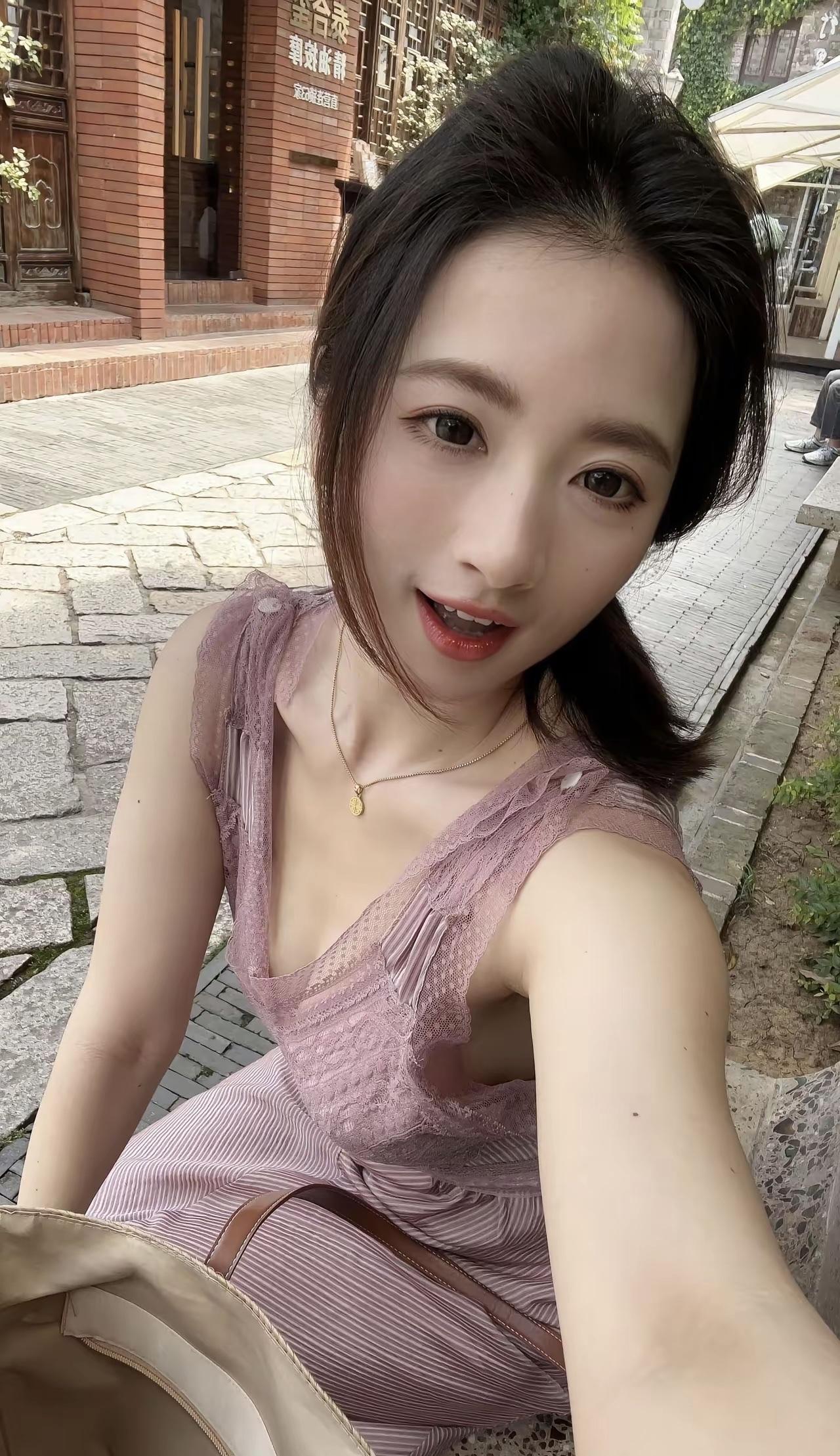 大伯的女儿 表姐38岁了，离异，自己开了家美容院，活得那叫一个风生水起。前阵子突