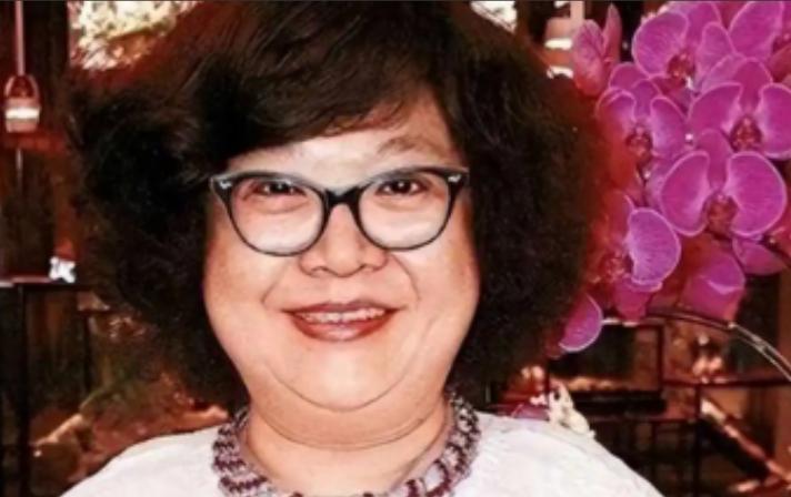 2008年，沈殿霞奄奄一息时突然清醒过来，女儿郑欣宜紧张地问她还有什么要交代。沈