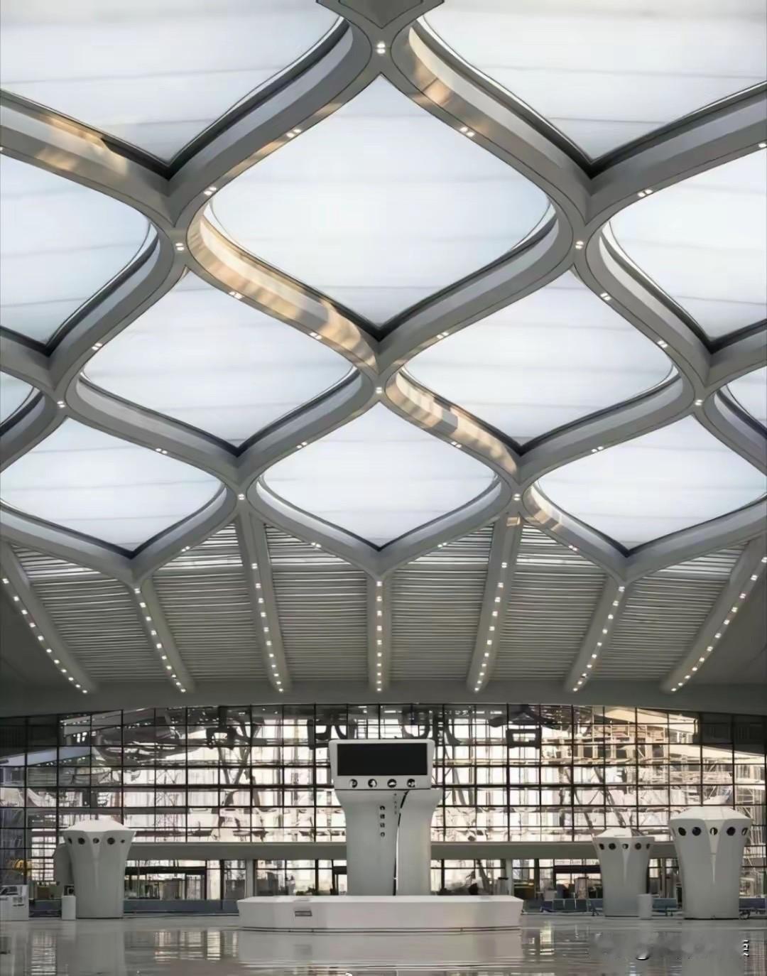 位于合肥市，市区内的一座大型高铁站，合肥西站，即将投入运营！
目前站内已经保洁结