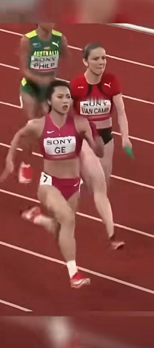 朋友们认识这位又美又飒的田径女孩是谁吗？
请在评论区打出一一田径女神
你的生活将