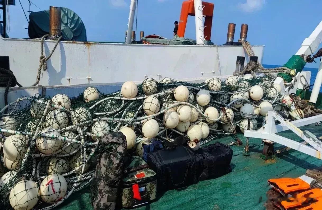 菲律宾在我国黄岩岛的战绩装满整个甲板
就在本周，菲律宾海警船在方无防备的情况下，