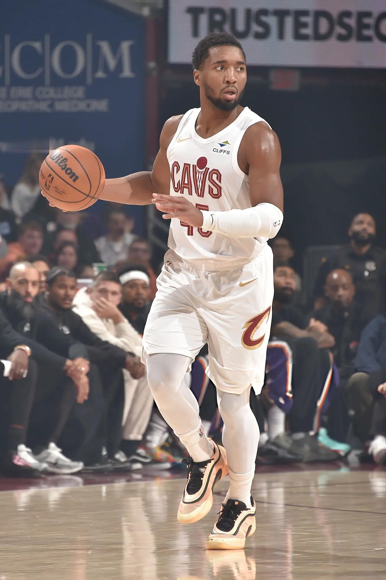 多诺万·米切尔 · adidas D.O.N.ISSUE 6米切尔可能出到7代了