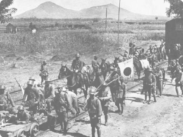 1944年夏，五个人跪在枪口前。他们是日军侦察兵，刚被生擒。



1944年夏