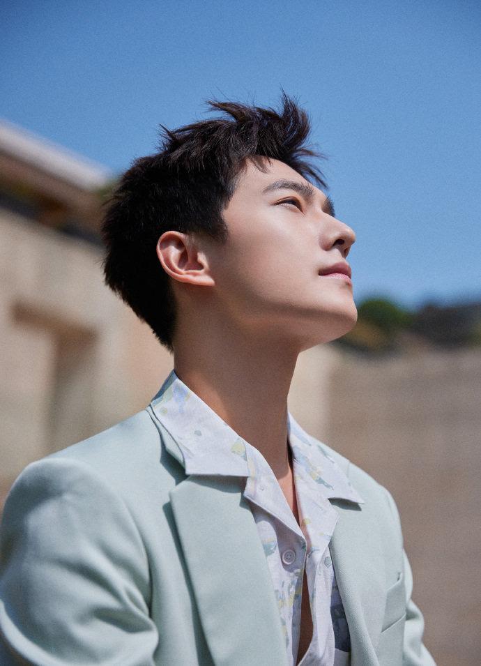 杨洋和王楚然曾因同一部剧角色被观众吐槽，但如今两人境遇差异明显。王楚然资源不断，