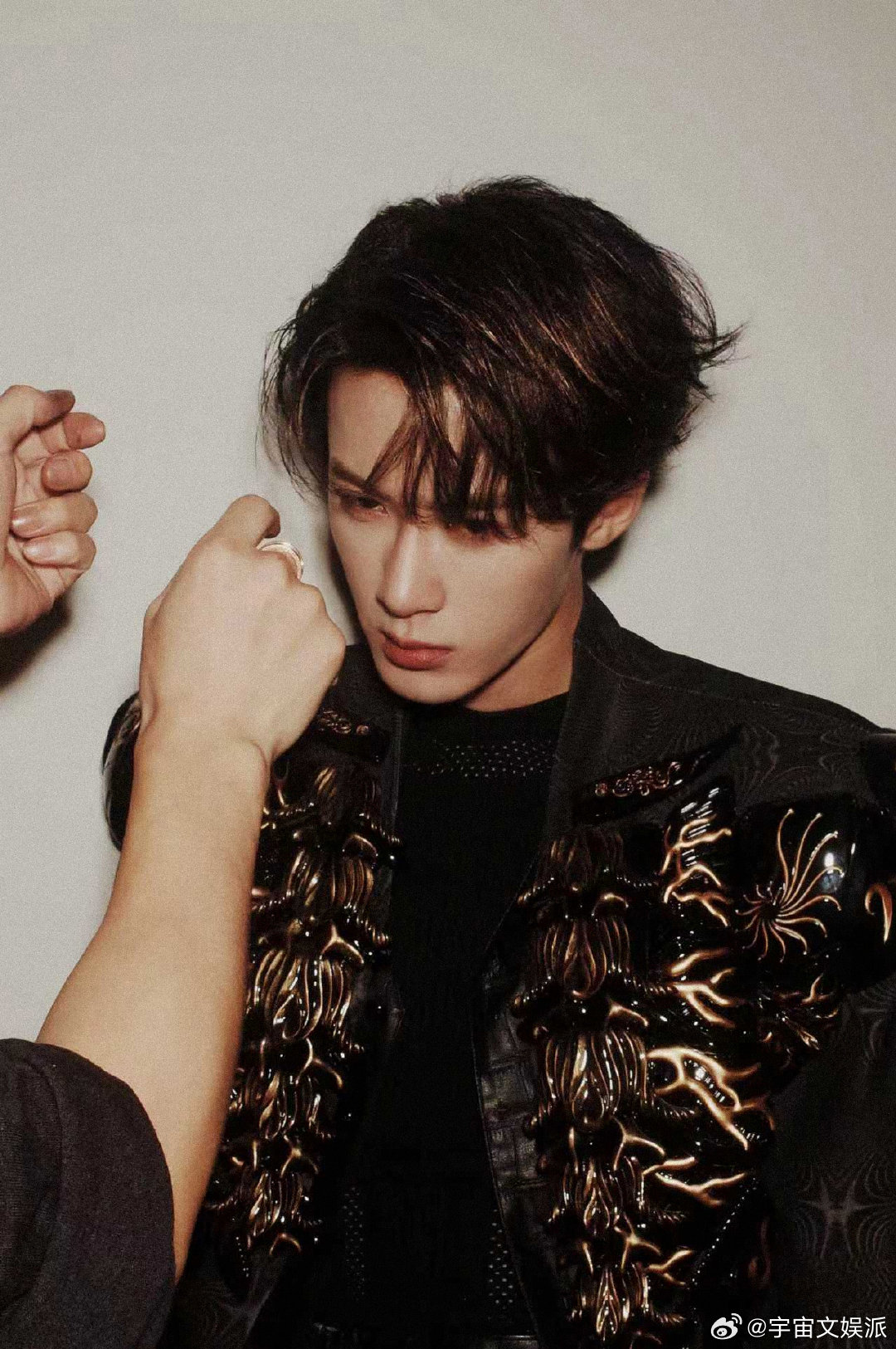 檀健次用美甲预告节目檀健次HooHoo同款美甲美甲上印着“DEAD REFLEX