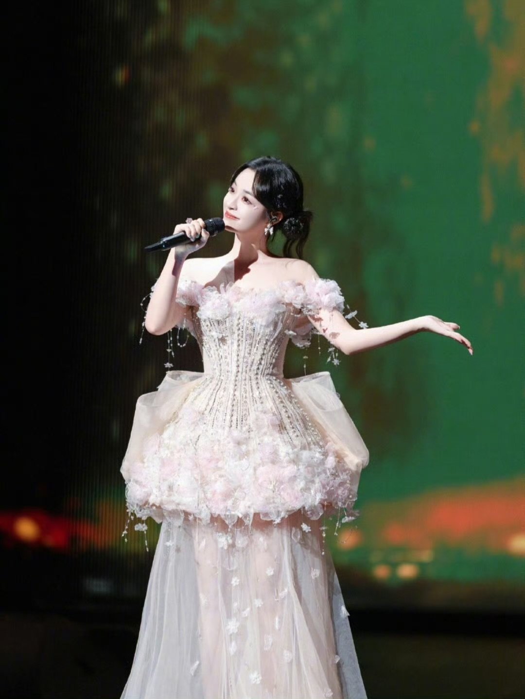 李莎旻子羡慕素人上音综 声鸣远扬 李莎旻子羡慕素人上音综？我倒觉得她才该常驻音综