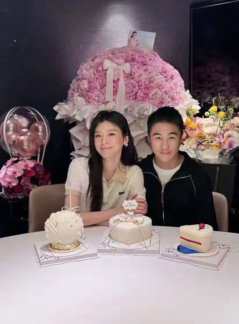 奚梦瑶晒一家四口，共庆37岁生日，网友称与何猷君越来越有夫妻相。 