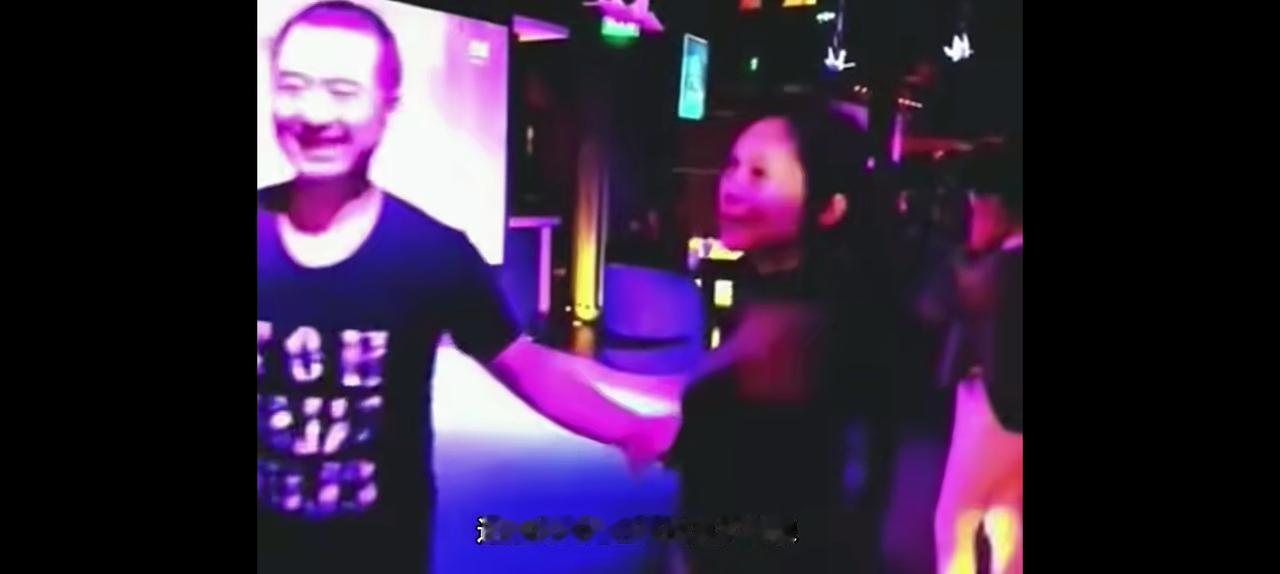 女魔头劳荣之逃亡期间在夜场陪客人跳舞的视频。如果不是她后来被抓，曾经的那些血腥往