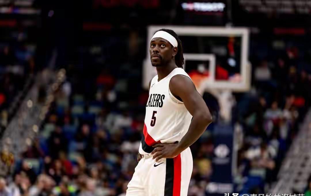 火箭用半支队换霍勒迪？
乌度卡正在下一盘被所有人低估的棋。
开拓者重建办公室今早